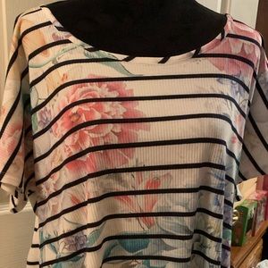 Beautiful 🌸 🌺 flowery cotton knit top NWOT
